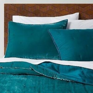 Opalhouse Target tufted Teal Velvet comforter (full/queen)